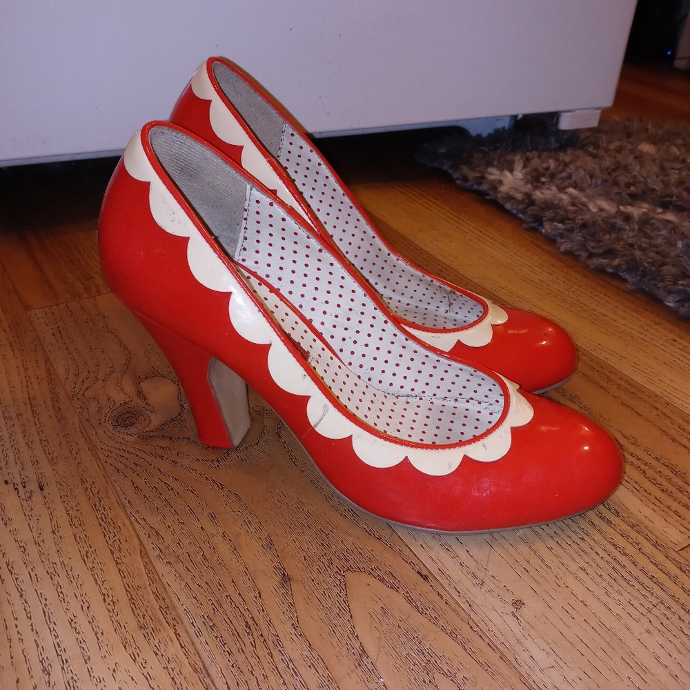 Red and White Pinup Pumps size 8.5